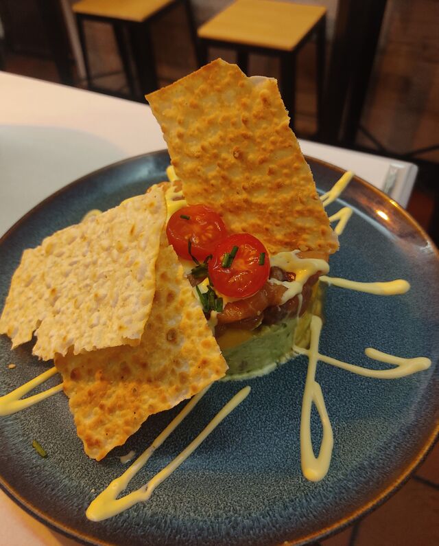 Tartar de atún con mango y aguacate