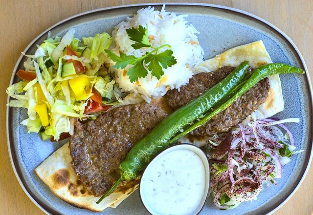 Adana Kebap mit Lawaschbrot, Tomaten, Pfefferoni und Zwiebeln