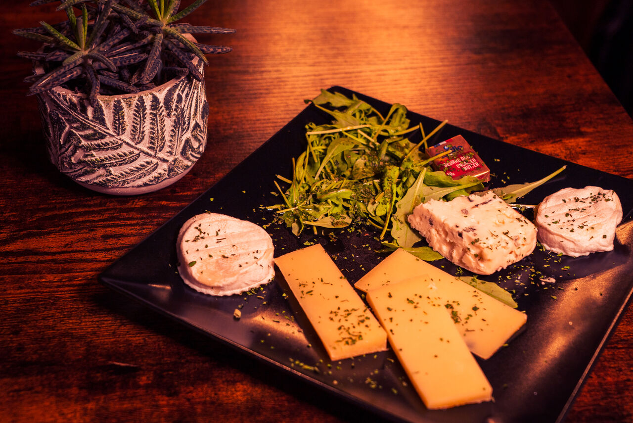 Envie de manger un bout à l'apéro en sortant du fromage ? Optez pour un plateau de fromage, de charcuterie, ou un mix des deux !