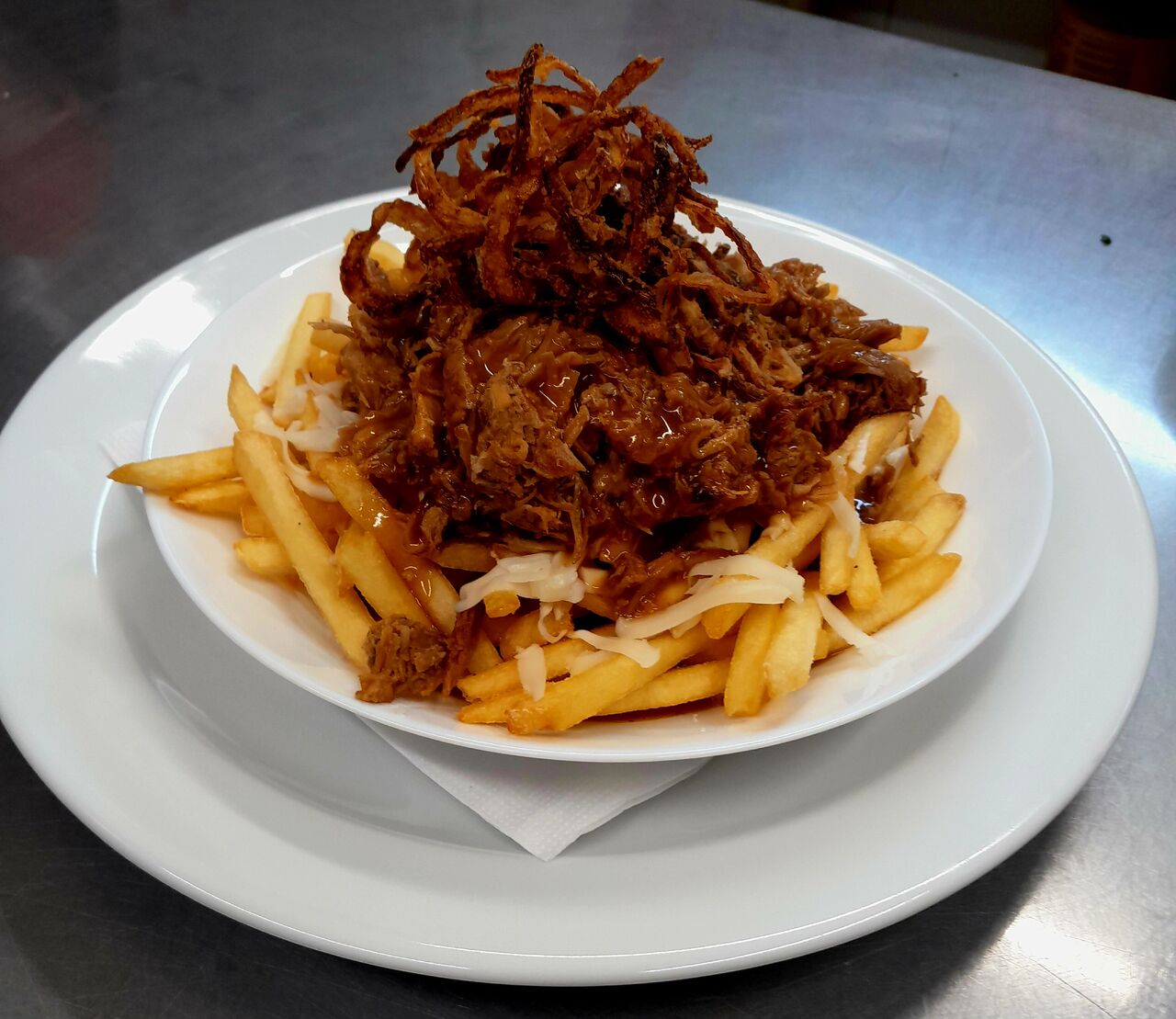 VEPŘOVÝ POUTINE
