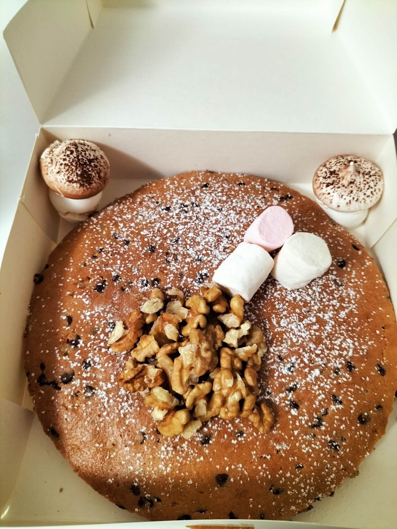 Cookie géant à 9€ aux pépites de chocolat. Option noix ou guimauve à 10,50€. Sur commande uniquement. Matin, midi ou soir ...