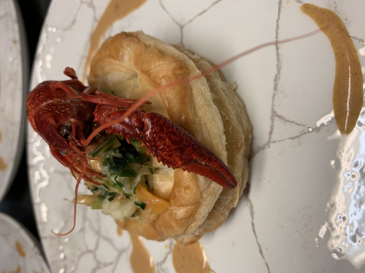 Feuilleté écrevisses et fondue de poireaux 