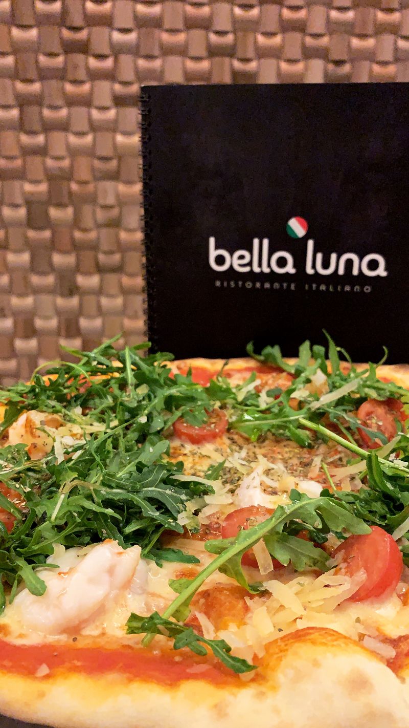 Pizza Oceano (Pizza mit Garnelen und Rucola)