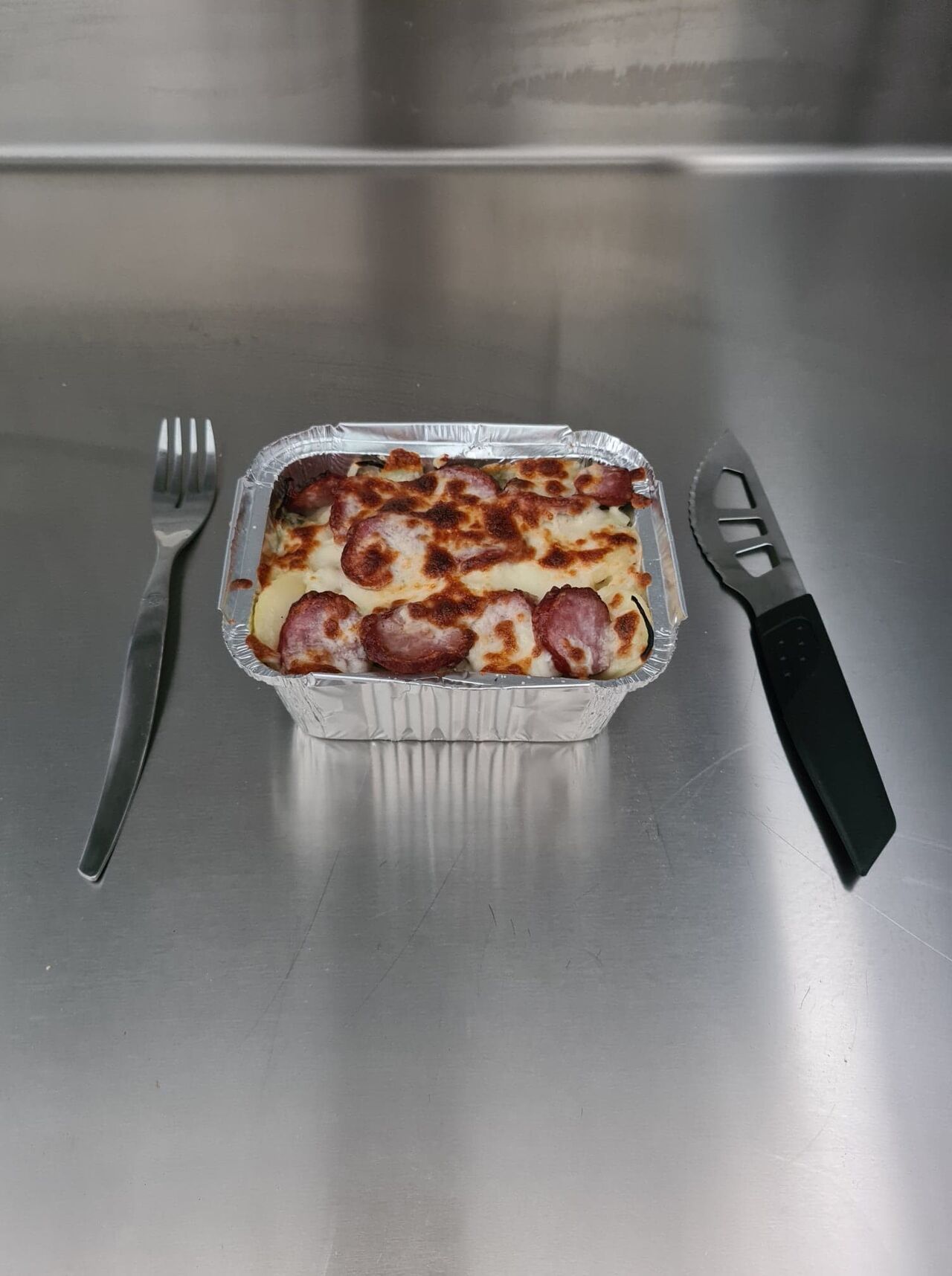 La Morbiflette : pommes de terre, saucisse de Montbéliard, morbier, crème, mozzarella, oignons