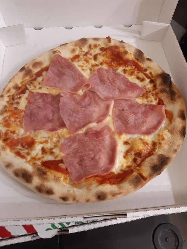 bambino (pizza enfant)base tomate / mozzarella / jambon ou base crème / mozzarella / knakis 