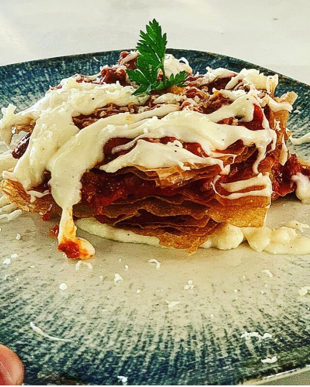 Lasaña crujiente con boloñesa de angus y bechamel de queso payoyo.