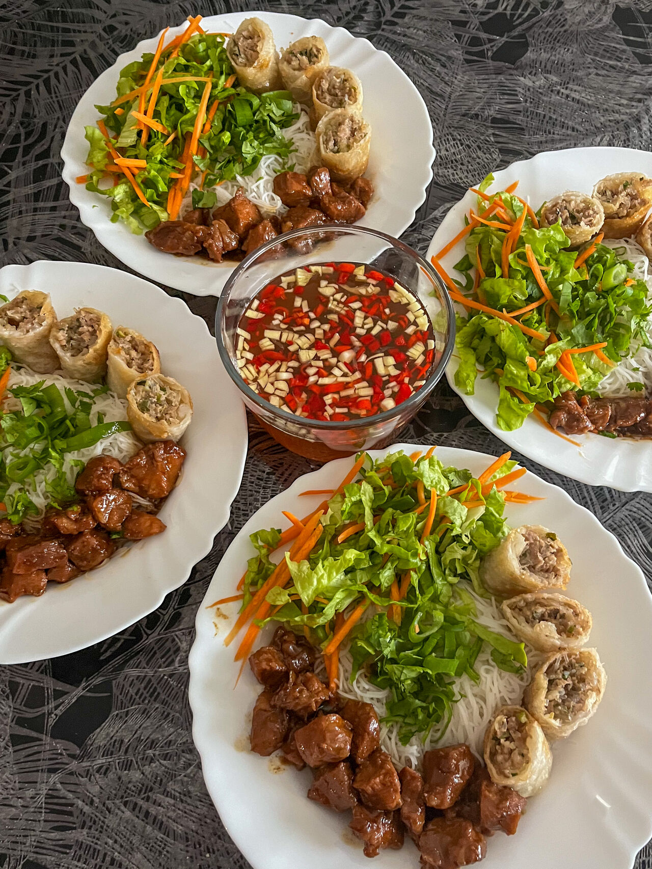 Bò bún porc au caramel, nems porc