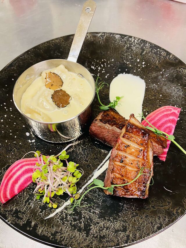 Magret et ravioles à la truffe sauce foie gras 