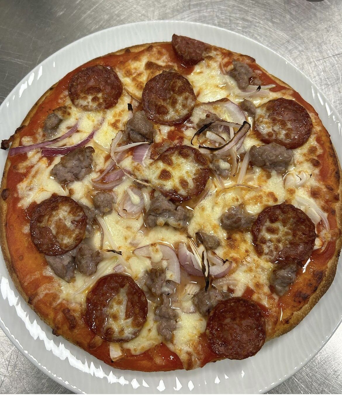 Pizza a Ruoto con salamino, salsiccia e cipolla