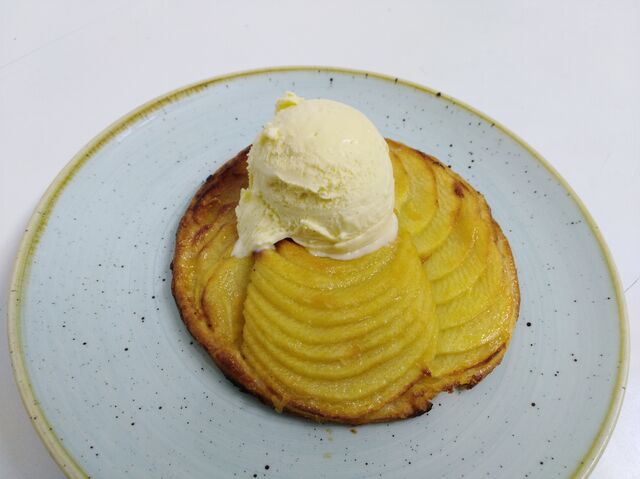 Tarta fina de manzana con helado 
