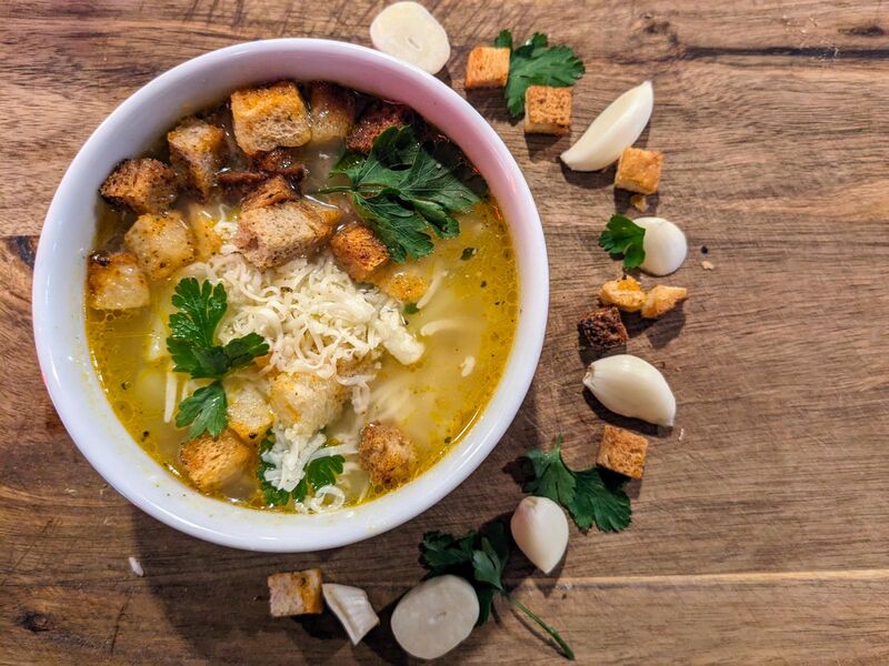 Česnečka se sýrem a krutony 