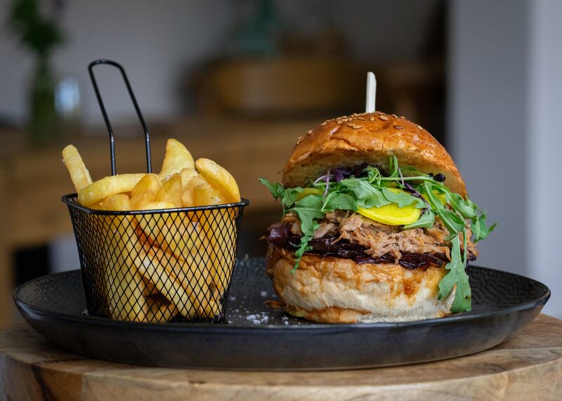 Burger s trhaným masem a hranolky