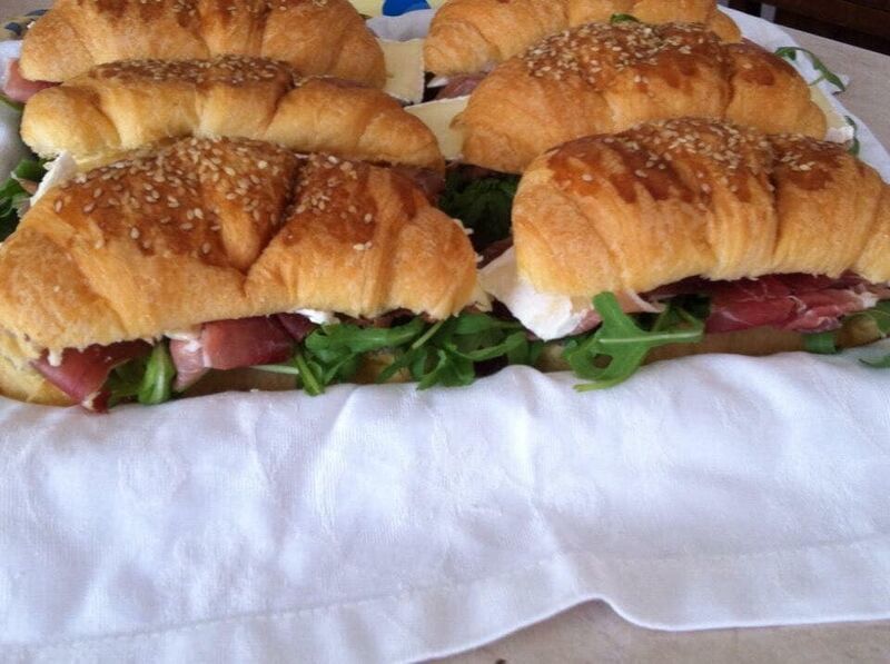 Briosce salate, spek, brie e rucola 