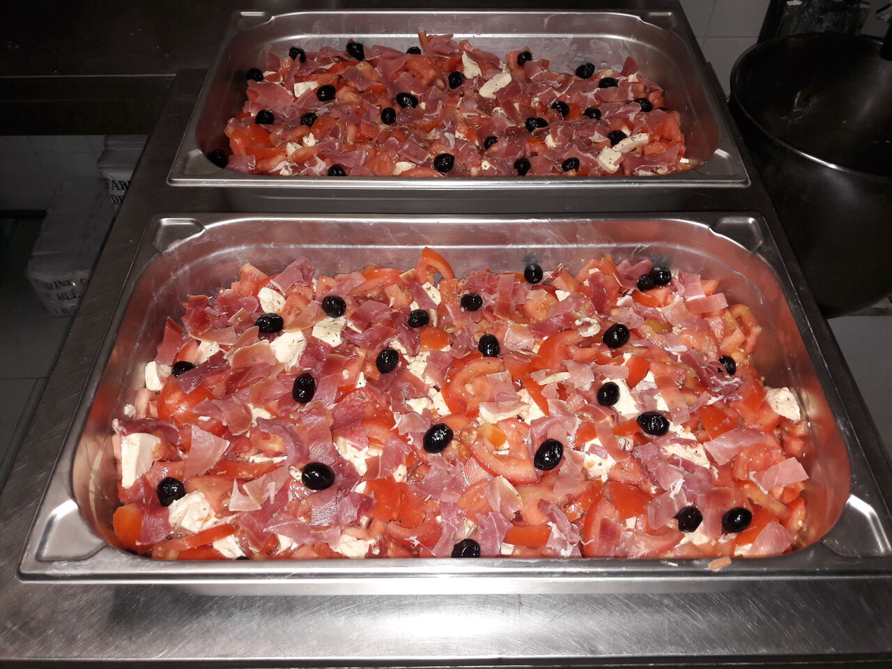 Salade tomates mozzarella pour repas dinatoire