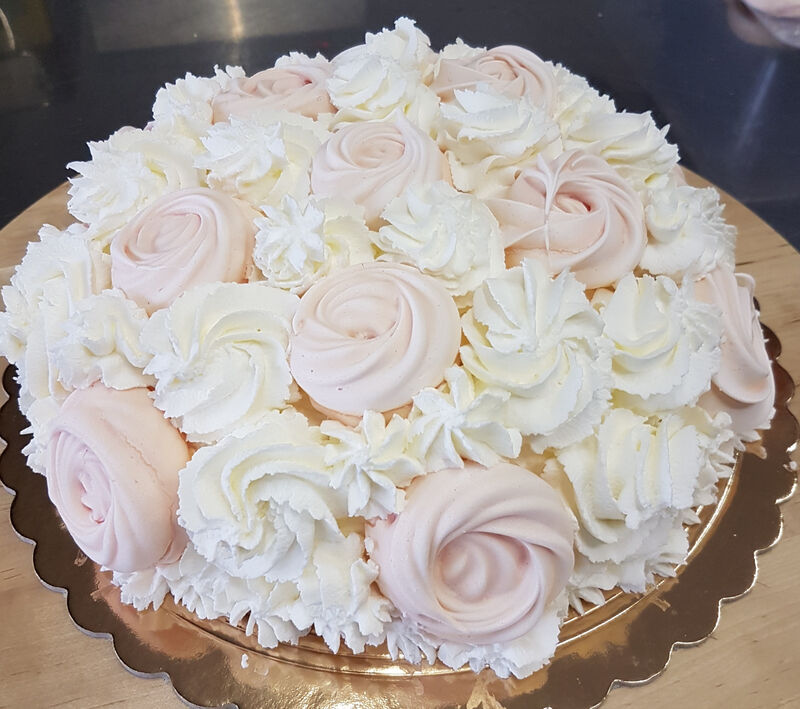 Riccio alla frutta con rose di meringa
senza glutine