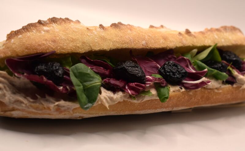 Thon, mayonnaise, olives, salade