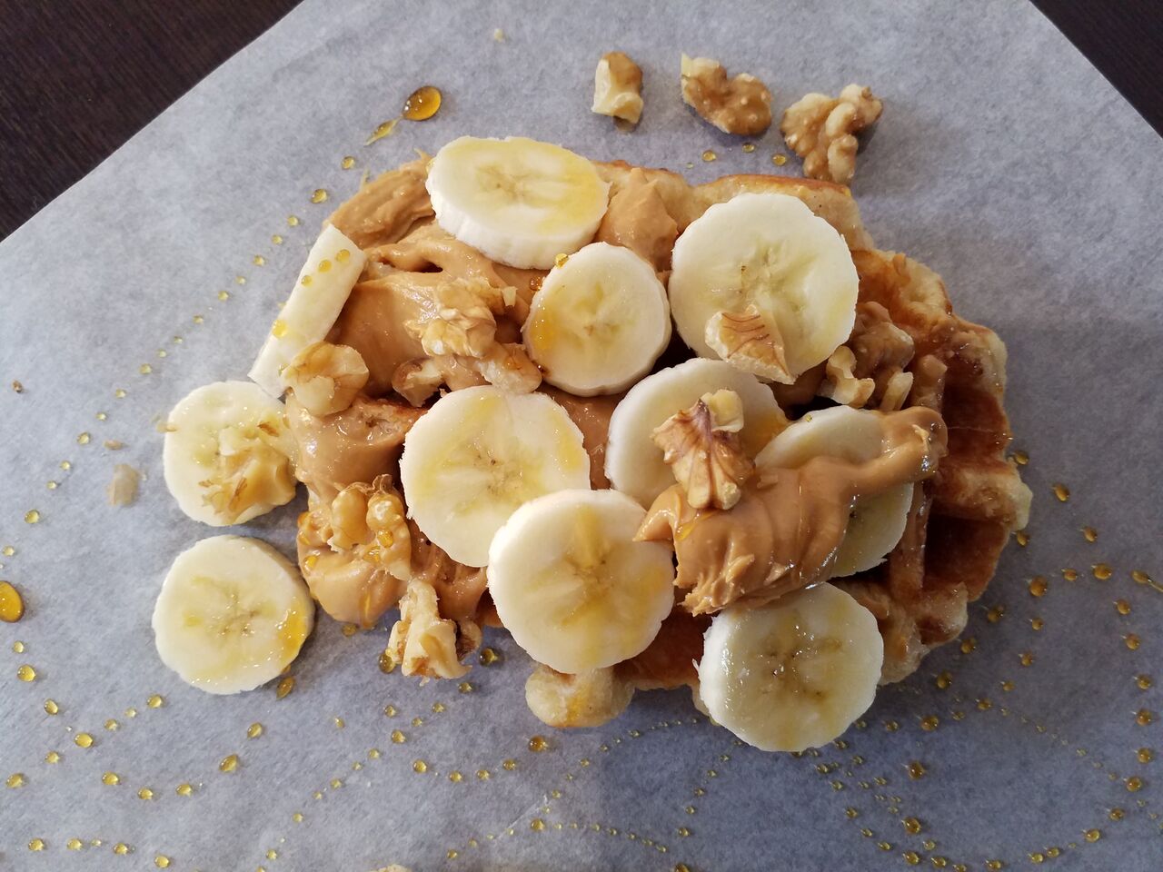 Waffle con banana, noci e sciroppo d'acero