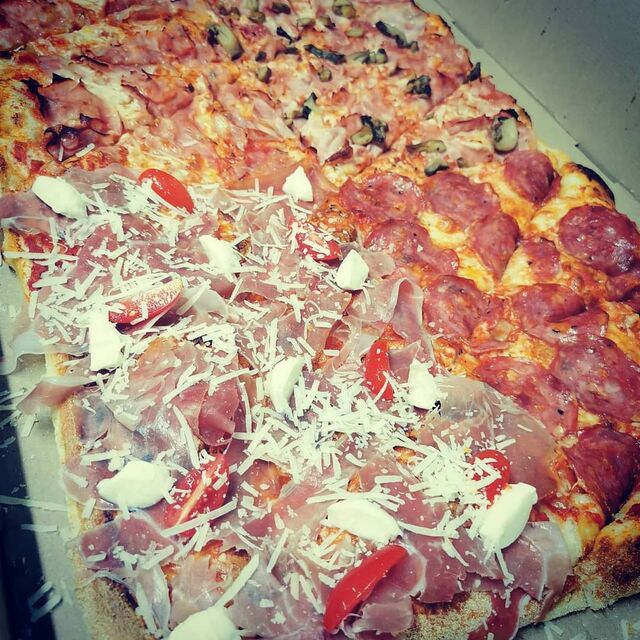 PIzza Quattro Stagionii (4 feluri de pizza ) format Family