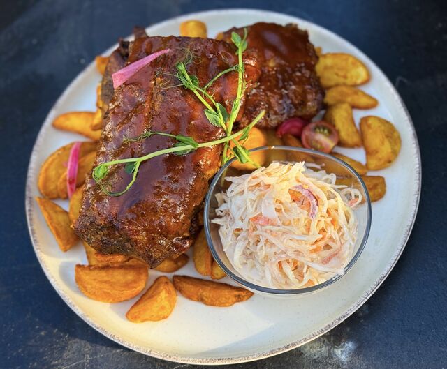 BBQ oldalas steak burgonyával és coleslaw salátával