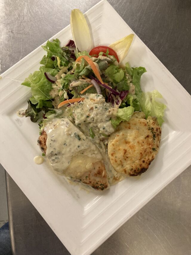 filet de poulet gratiné au comté et aux noix, et sa pomme de terre au four