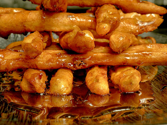 Bastones de berenjenas en tempura bañados en salsa de miel de caña