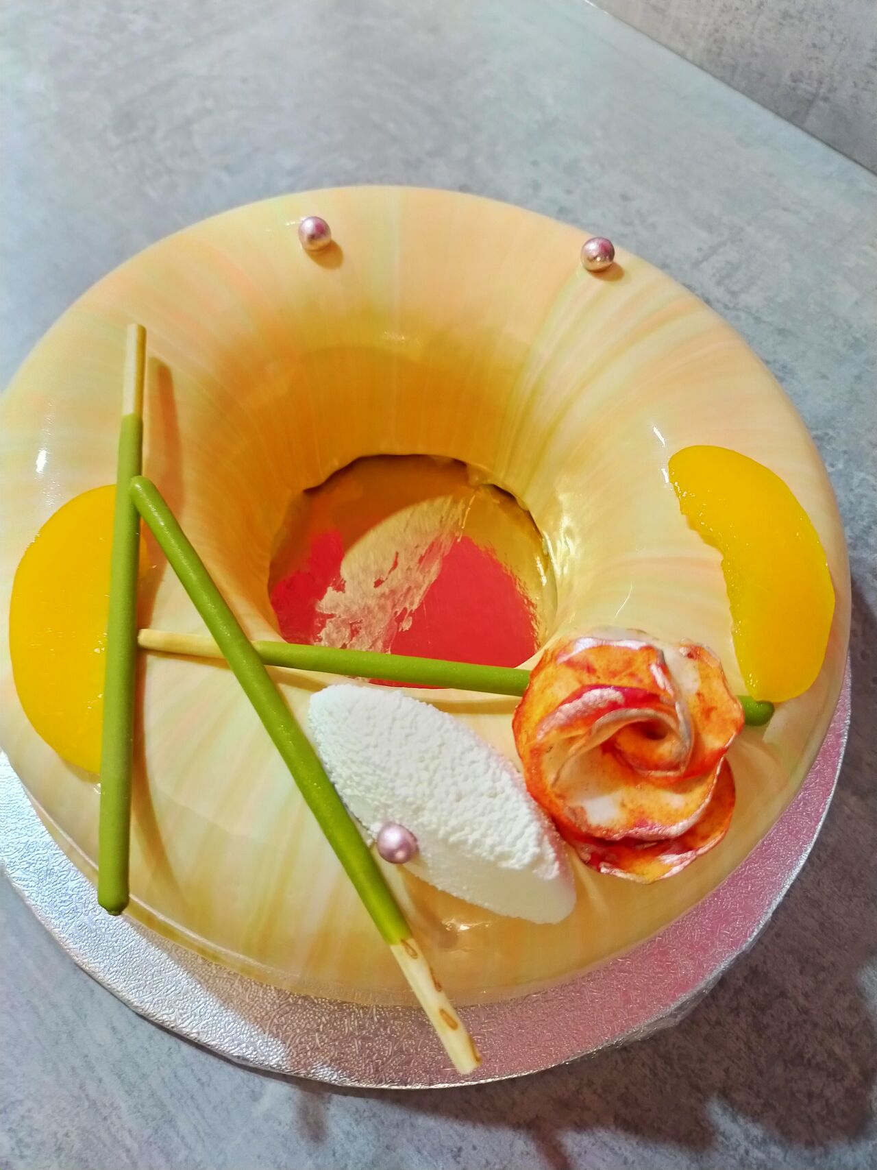 Entremets cheesecake Insert pêche sur biscuit cuillère pistache