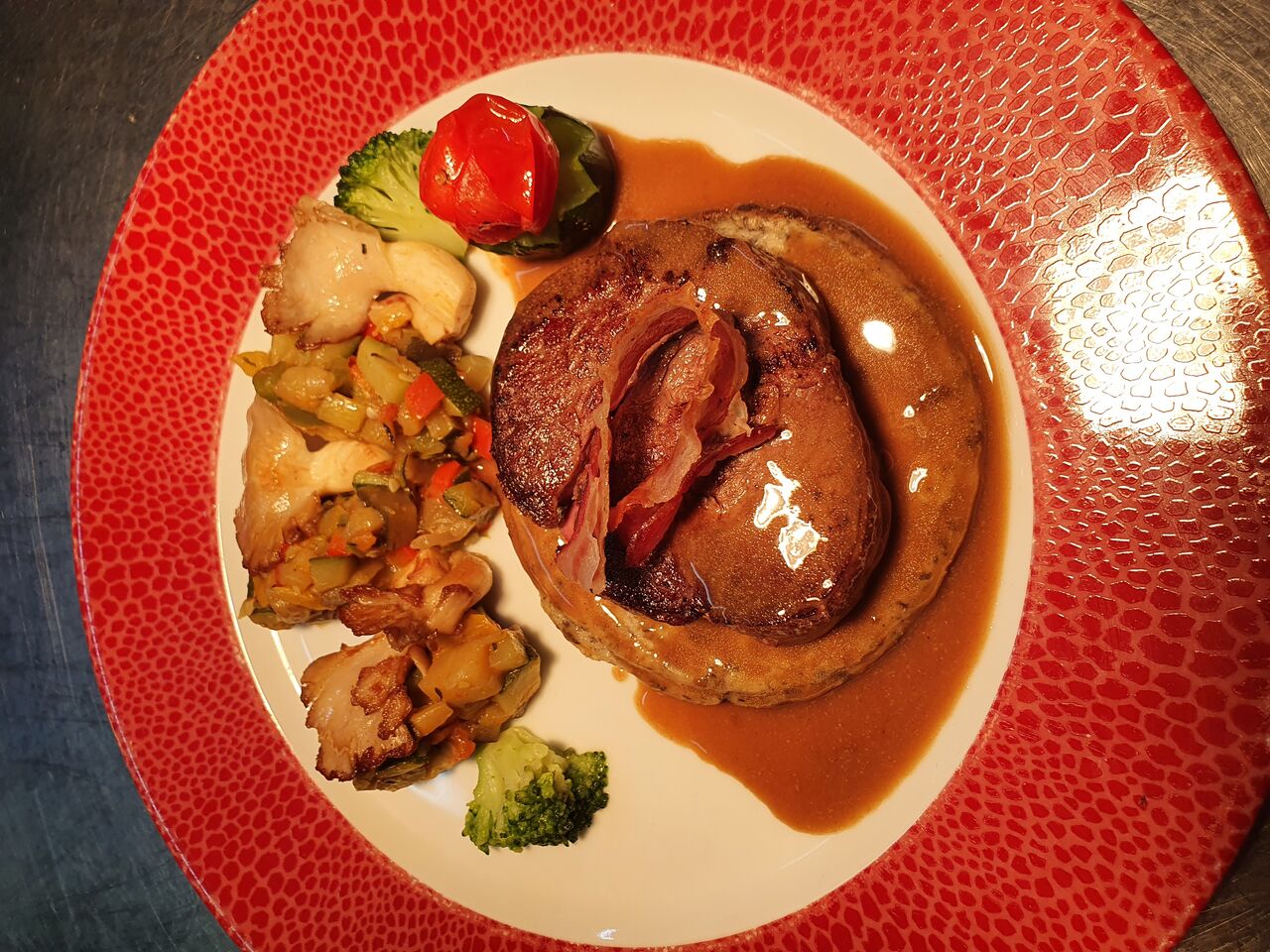 Filet de bœuf sur blinis de pomme de terre aux champignons 