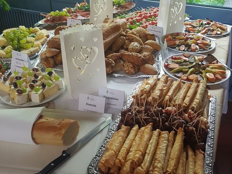 Mediterranes Buffet, Schafskäse Röllchen, Blätterteig mit Thunfisch, Krabbensalat, alles eigene Herstellung