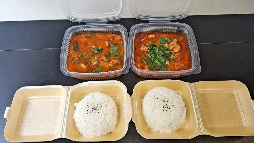 Soupe Tom Yam Kung : crevettes lait de coco/curry, champignons, tomates, citron, servi avec du riz Sur Cde