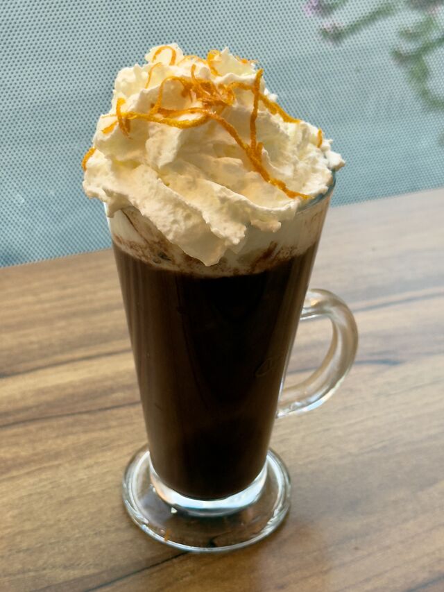 DELICJA-czekolada z sokiem z pomarańczy, bitą śmietaną, startą skórką z pomarańczy.