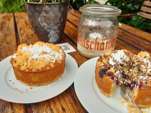 unser hausgemachten Kuchen und Törtchen
täglich frisch gebacken...
mmh..