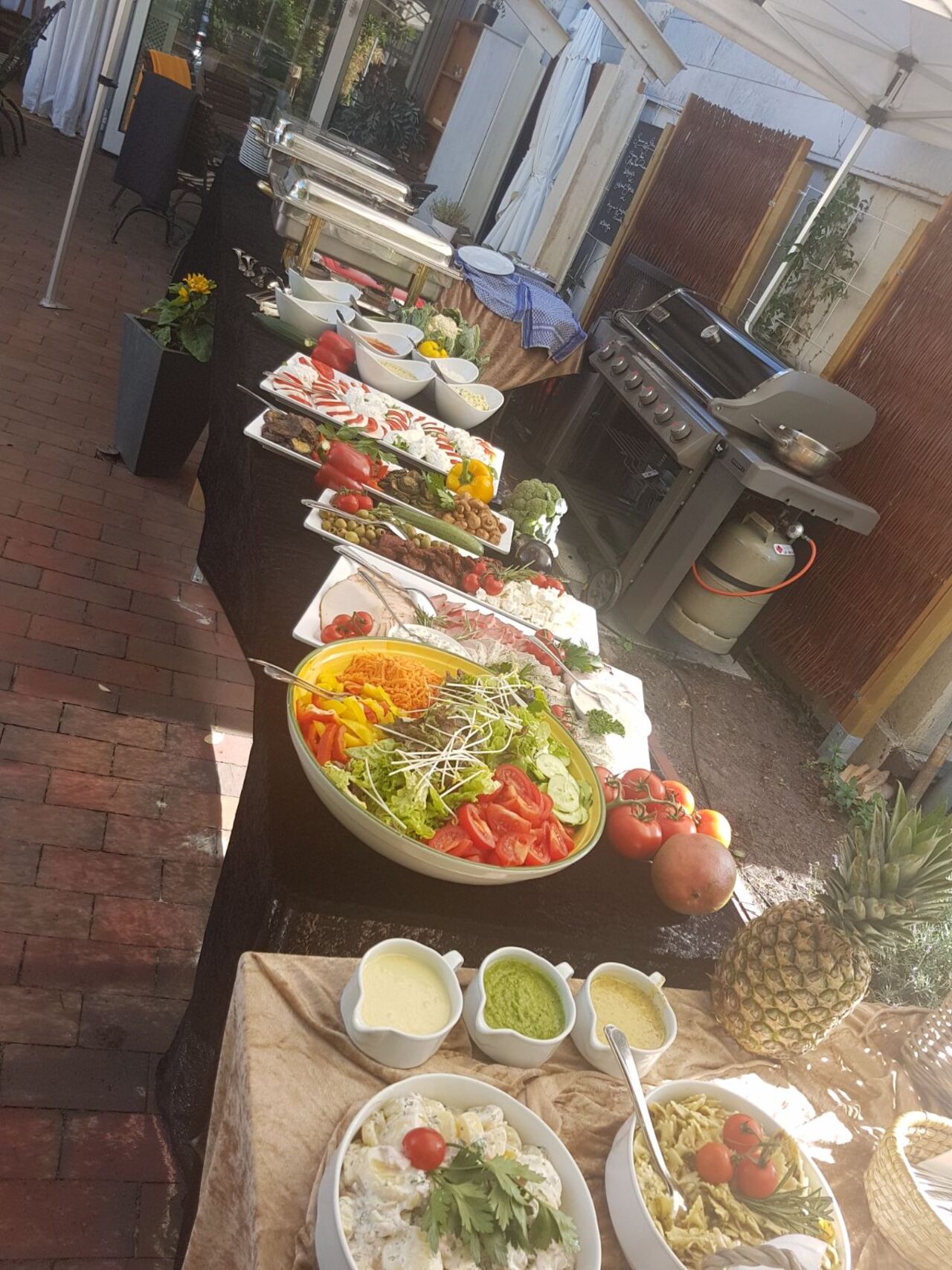 am 20. juni Spargel - Grill- Büfett und am 19.Juli Grillen im Garten.