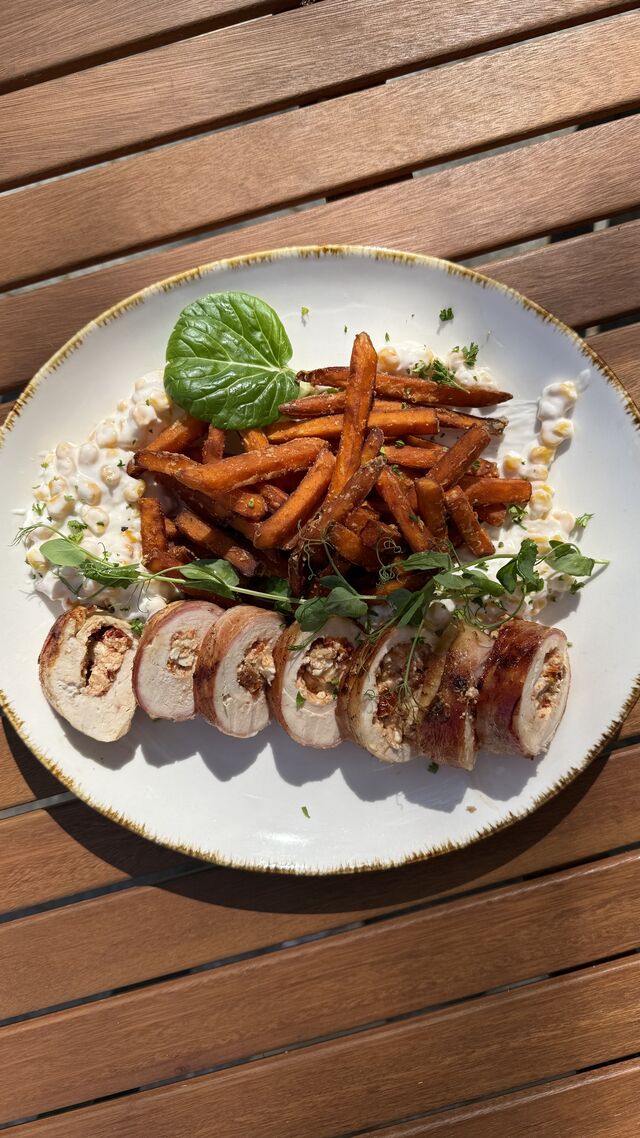 Feta sajttal, aszalt paradicsommal töltött csirkemell bacon köntösben, majonézes kukoricával, sült édesburgonyával