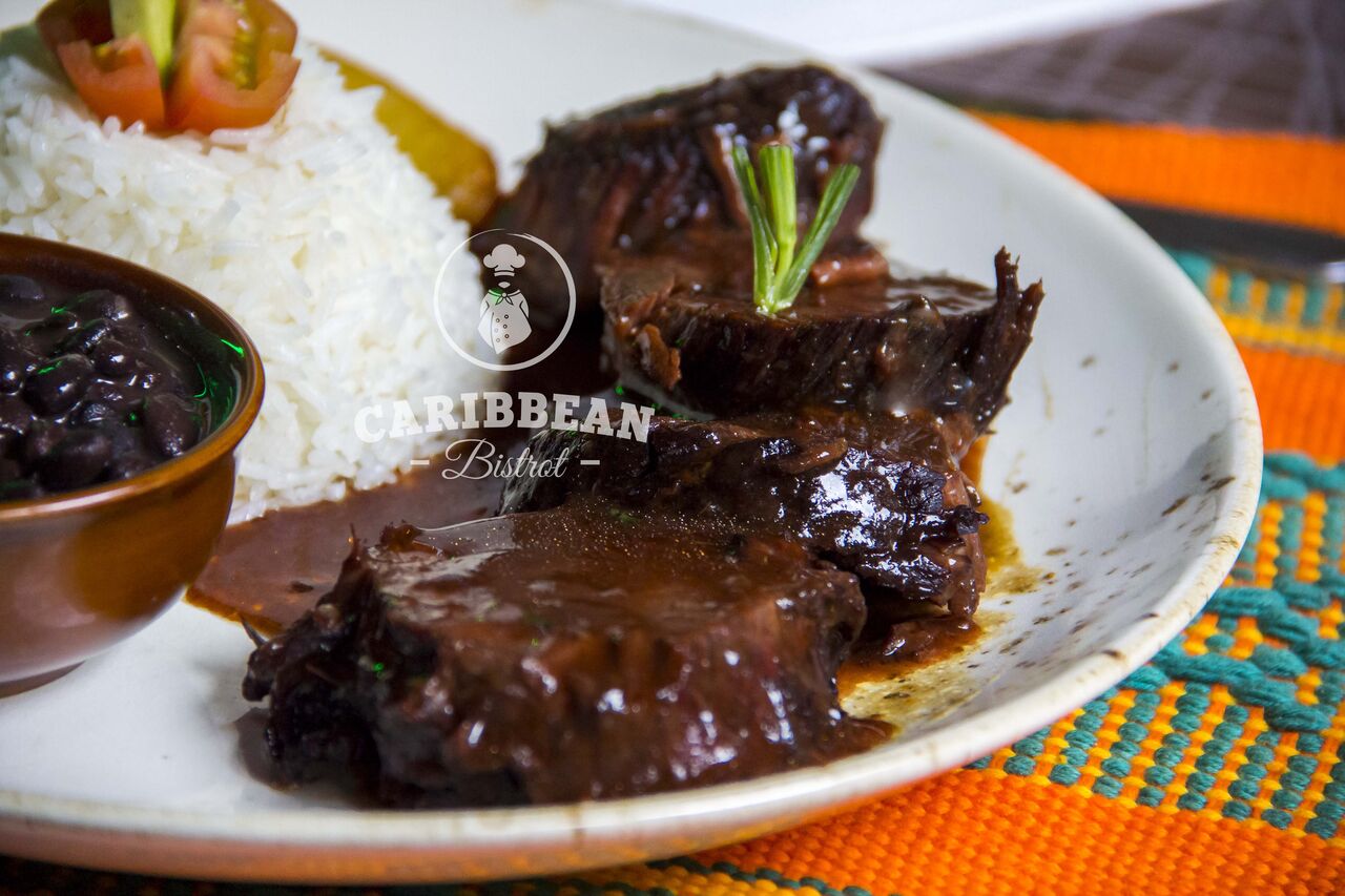 Asado Negro Piatto delicato,populare e noto di Caracas, fettine di carne di manzo marinate in salsa di panela.