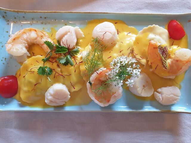 Ravioli vom Seeteufel mit Rucola,Garnelen und Jakobsmuscheln an Safransauce