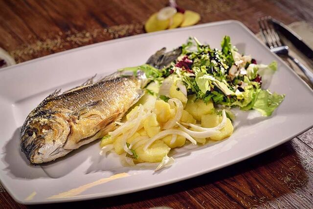 Choć Słowenia to niewielki kraj, to potrafi zaskoczyć przy każdej wizycie! Dorada z pyszną sałatką!