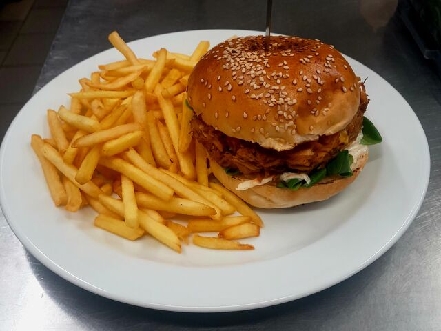 BBQ TRHANÝ VEPŘOVÝ BURGER
