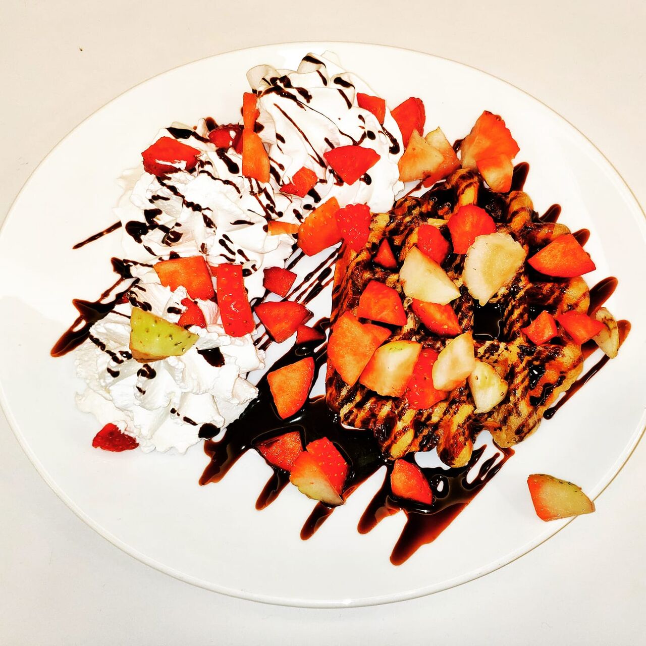  Waffle de morangos e chantilly e topping à sua escolha