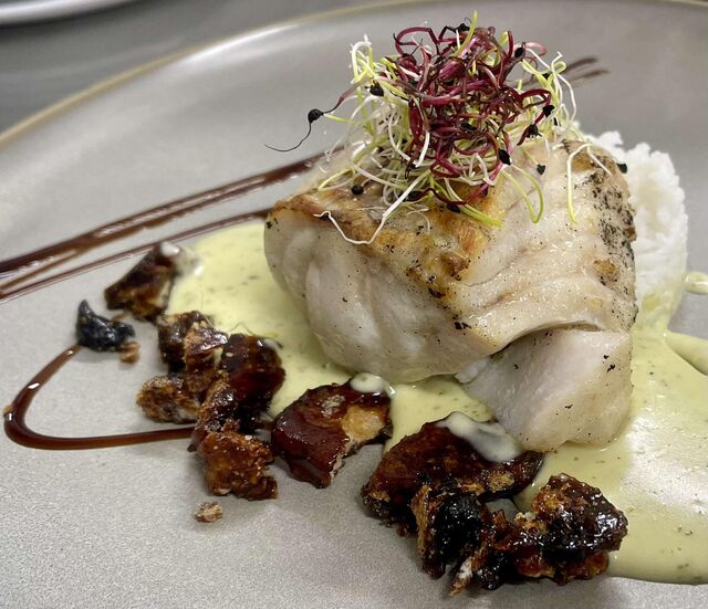 Dos de lieu noir, nougatine de pain aux olives et crème citron basilic 