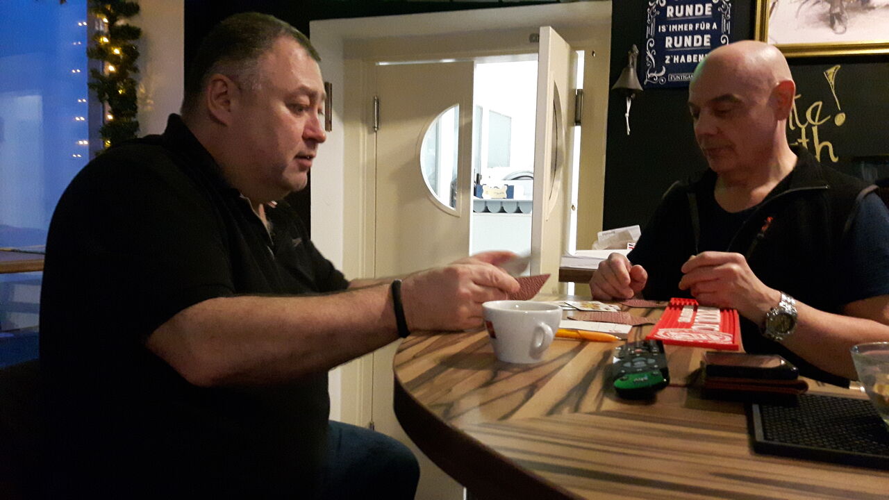 Ein Bummerl in Ehren..... Auch fürs Schnapsen ist vorgesorgt...