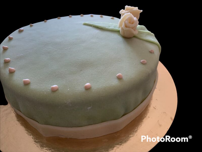 Ambassadeur
Génoise imbibé Grand Marnier
Crème mousseline vanille fruits confits 