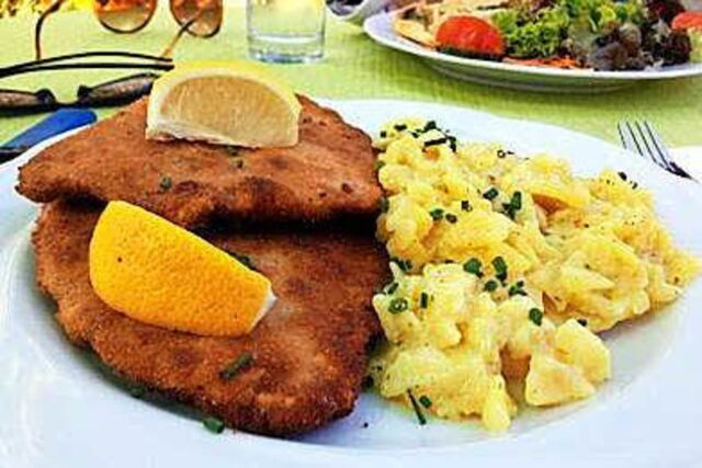 ... und erfreuen Sie sich dort an Schnitzel mit einem herzhaften Bauernsalat