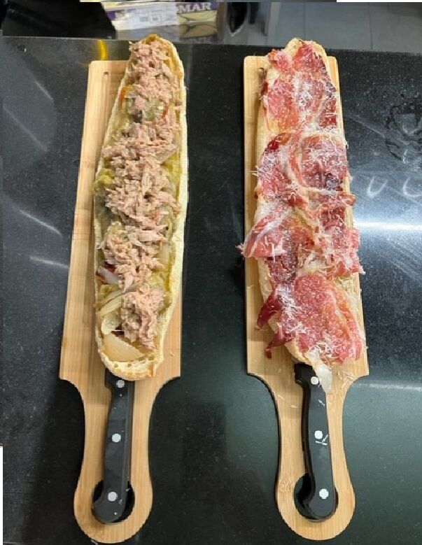 Coca de escalibada y atún y coca de ibérico