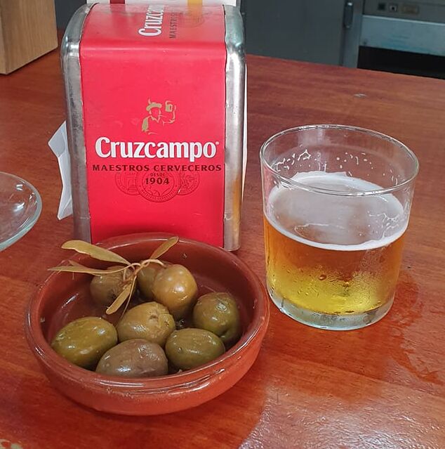 Cerveza, aceitunas y una charla