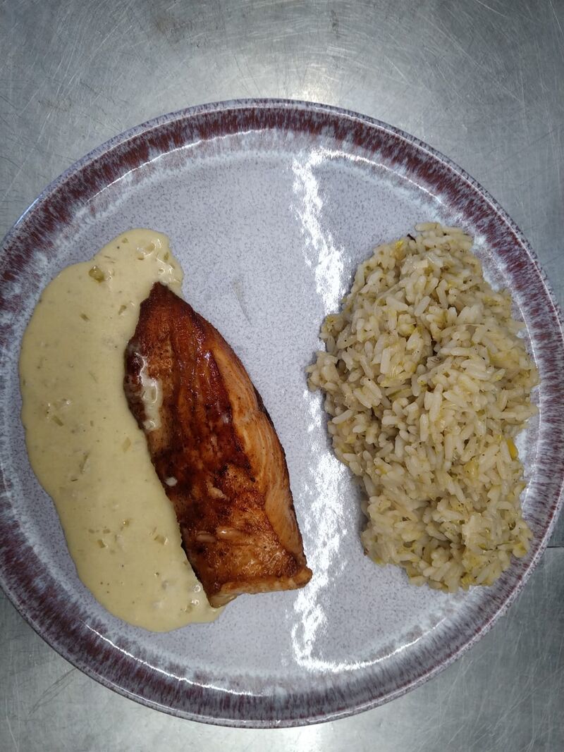 Filet de saumon au beurre blanc, citron Meyer, riz aux poireaux