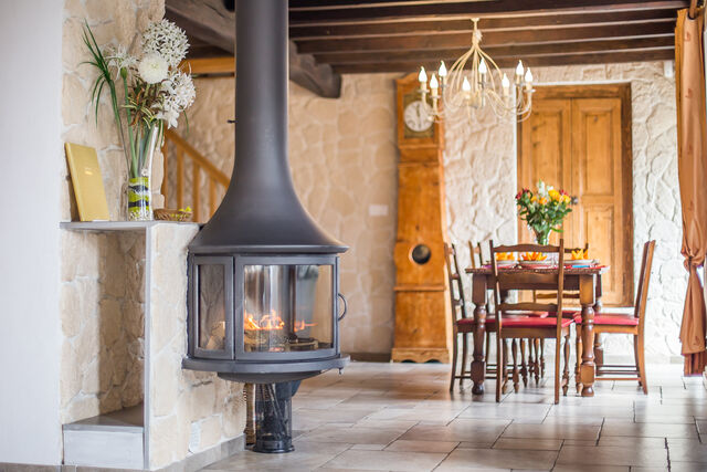 cheminée design suspendue pour des hivers plus doux