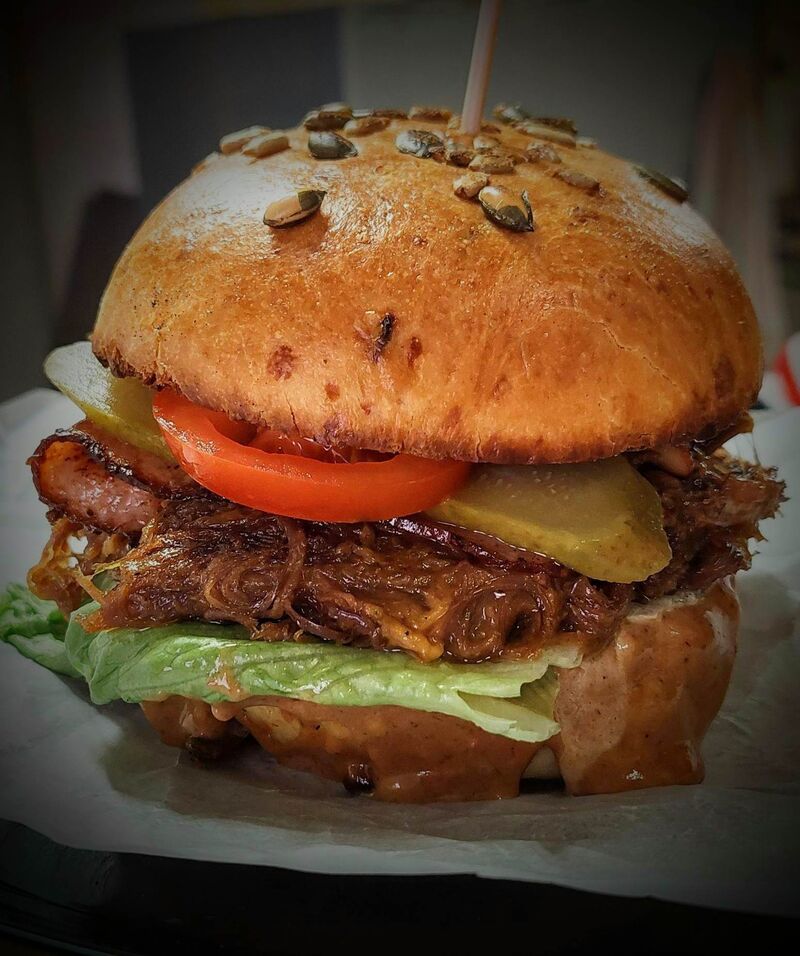 Burger s trhaným hovězím krkem