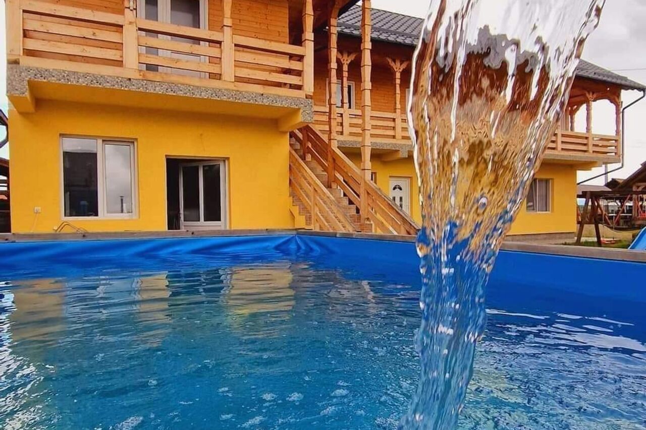 Piscină exterioară și interioară