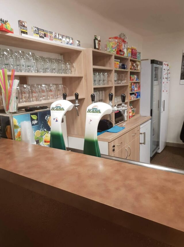 Nový barový nábytek ještě se starým výčepním zařízením.