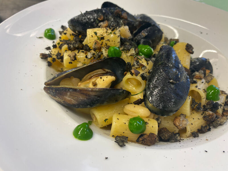 Mezza manica con fagioli, cozze, pane al nero di seppia con emulsione di prezzemolo
